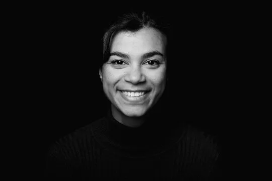 長時間追蹤賽程的足球愛好者